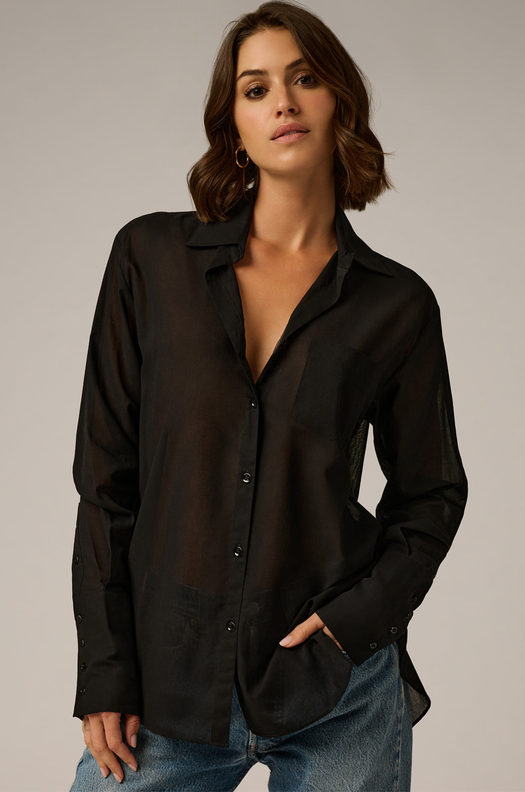 shirt with classic collar, long sleeves with large cuffs and a front chest pocket