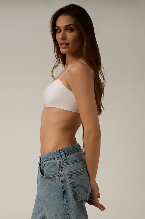 side view of white poplin bandeau top, model wearing jeans