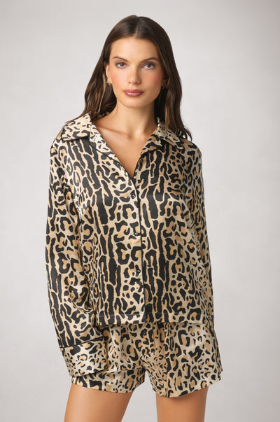 Panthère print silk pajama top in 100% silk, featuring a notched collar, button-front closure, long sleeves, and contrast piping.