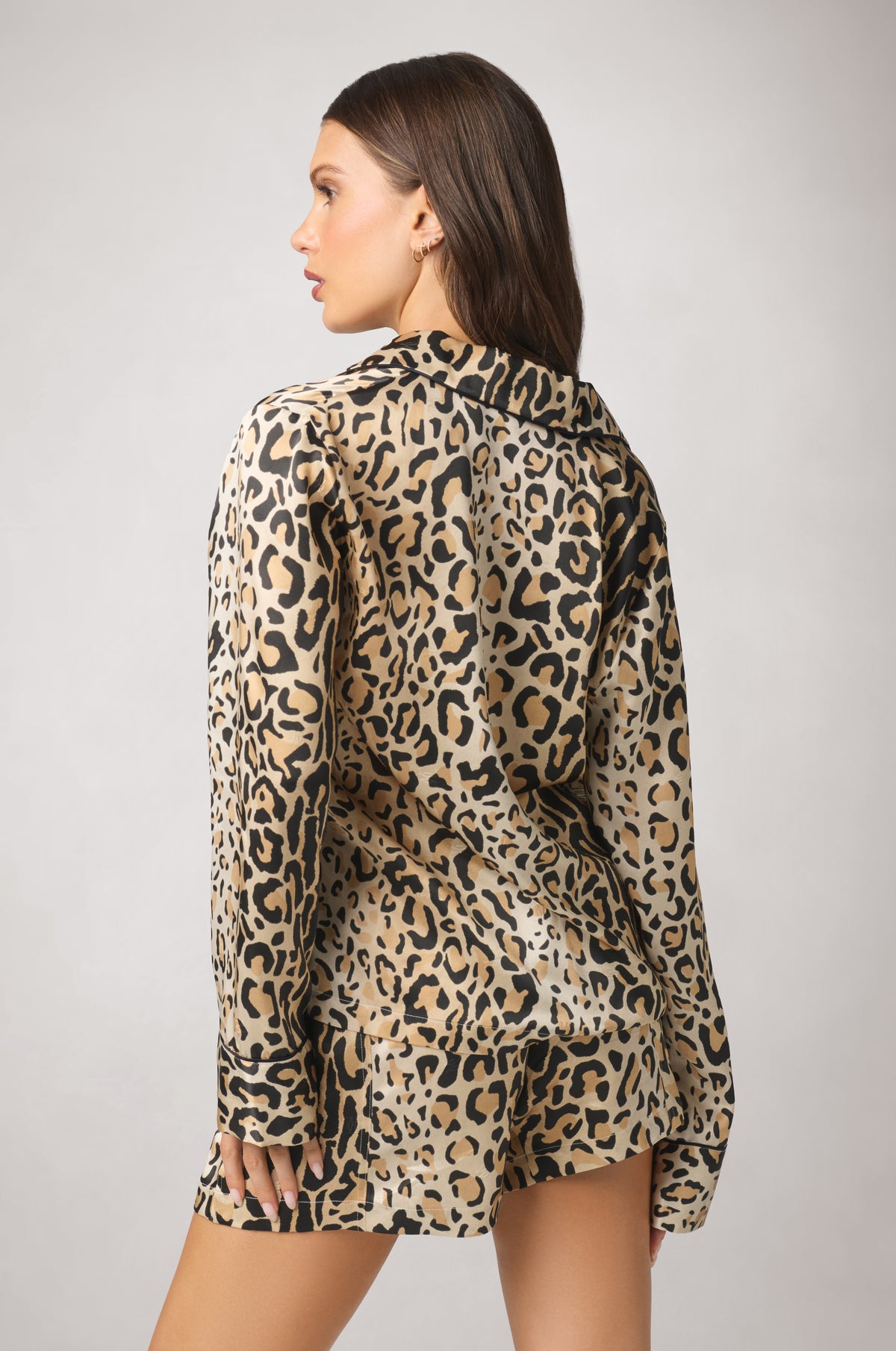 Back view of the Panthère print silk pajama top, showcasing its relaxed fit, long sleeves, and refined contrast piping.